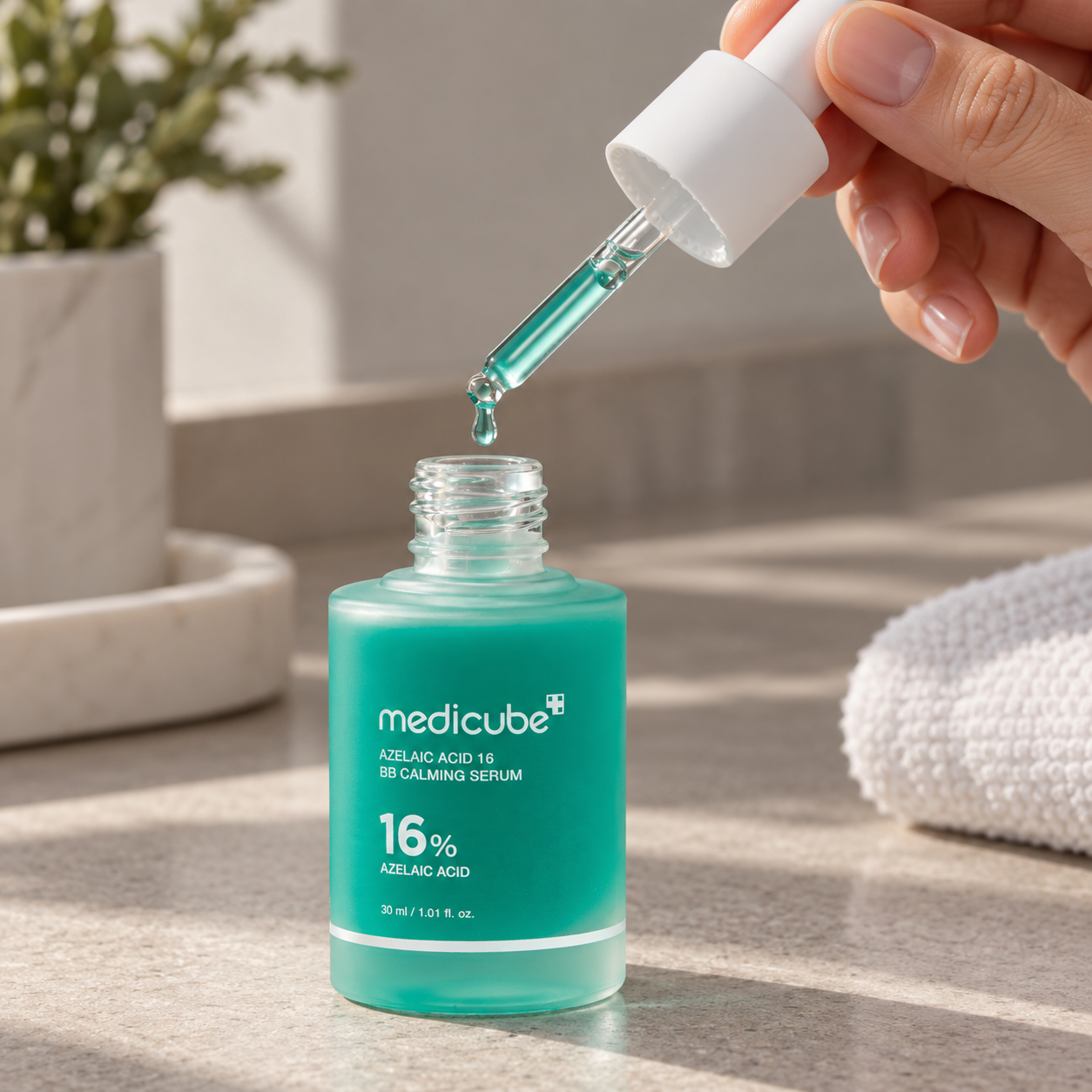 Detalle del cuentagotas del sérum Azelaic Acid 16 sobre su frasco abierto