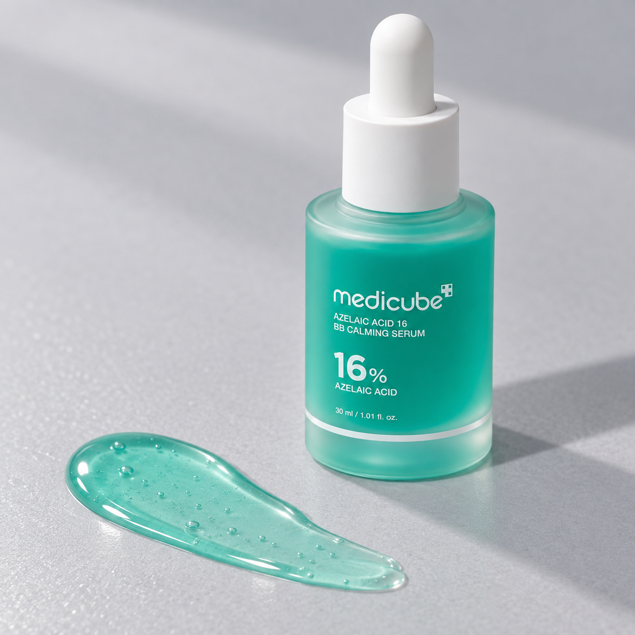 Pequeña muestra extendida del sérum Azelaic Acid 16 junto al frasco de referencia