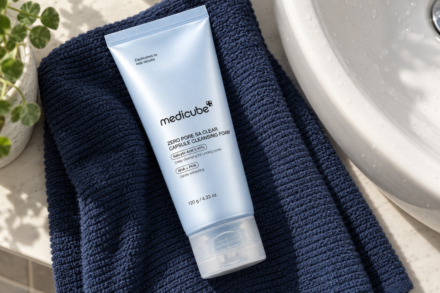 Detalle del tubo de referencia Zero Pore SA Clear Capsule Cleansing Foam con su denominación completa.